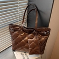 Borsa tote trapuntata marrone scuro in pelle PU lucida con fibbia argento e astuccio - Set Trapuntato da Due / Marrone