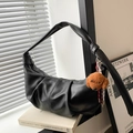 Elegante borsa a tracolla nera plissettata con ciondolo a forma di cane di peluche - Nero con ciondolo