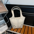 Borsa tote chic bianco crema in ecopelle con borchie metalliche argentate e rivetti - Bianco