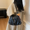 Borsa tote in pelle lucida nera con ciondolo a forma di orso e scritte moda - Nero