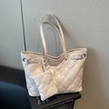 Borsa tote crema trapuntata con portamonete coordinato e motivo a rombi - Set Trapuntato da Due / Rosa Chiaro