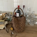 Dettaglio borsa a secchiello leopardata con ciondolo floreale su base legno - Stampa Leopardata Con Ciondolo