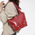 Borsa sottobraccio rossa vintage con borchie argentate e design in stile punk - Rosso