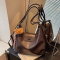 Grande borsa tote marrone scuro retrò con ciondolo a forma di orso e chiusura magnetica - Marrone