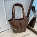 Borsa tote in pelle verniciata marrone con rivetti argentati e stile moto vintage - Marrone