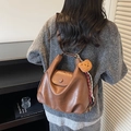 Grande borsa a tracolla marrone scuro in morbida pelle con orsetto di peluche e patta - Marrone