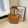 Borsa a secchiello marrone caramello con borchie argentate e occhielli in ecopelle - Marrone
