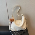 Grande borsa a spalla retrò color crema in morbida pelle con ciondolo a forma di orso - Bianco Sporco
