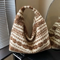 Bolso tote de felpa marrón y crema con patrón de zigzag y textura suave de invierno - Caqui