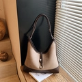 Vintage τσάντα hobo από χακί σουέτ με σκούρο καφέ δέρμα και μεταλλικό κρίκο - Χακί
