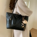 Grande borsa tote nera in pelle morbida con un grazioso ciondolo a forma di orso - Nero con ciondolo