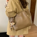 Grande borsa tote retrò marrone in ecopelle lucida con ciondolo a forma di orso - Marrone con ciondolo
