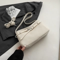 Bolso de hombro crema minimalista con textura plisada y correa blanca ajustable - Blanco