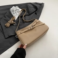 Bolso tipo cubo de piel plisada caqui con correa ajustable y detalle de hebilla frontal - Caqui
