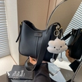 Bolso cubo negro elegante con un lindo colgante de nube de felpa blanca y correa larga - Negro con colgante