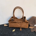 Bolso tote de ante marrón con hebilla dorada decorativa para estilo casual de otoño - Marrón