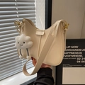 Bolso hobo blanco crema en cuero liso con un tierno colgante de nube de felpa - Blanco Crema Con Colgante