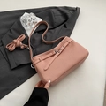 Bolso de hombro rosa de piel sintética plisada con correa ajustable y hebilla - Rosa