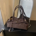 Bolso tote retro de ante marrón oscuro con hebilla dorada para un estilo diario elegante - Marrón