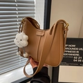 Bolso de hombro media luna marrón en cuero sintético con colgante de nube blanca suave - Marrón con colgante