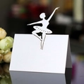 Dettaglio macro del segnaposto ballerina intagliato al laser in carta perlata bianca lucida - Bianco