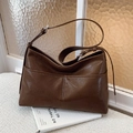 Borsa tote marrone scuro in ecopelle con tracolla regolabile e finitura lucida - Marrone