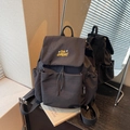 Mochila negra minimalista de gran capacidad con cierre de solapa, cordón y logo amarillo - Negro