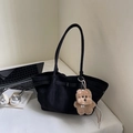 Borsa tote in pelle scamosciata nera con fibbia arricciata e ciondolo a forma di cane - Nero con ciondolo