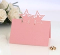 Détail du marque-place rose découpé au laser avec texture délicate en papier perlé - Rose