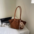 Borsa tote in camoscio marrone con ciondolo a forma di cane e tracolle lunghe casual - Marrone giallo con pendente