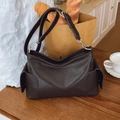Borsa tote minimalista in morbida pelle marrone scuro con tasche laterali e dettagli metallici - Marrone