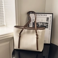 Borsa tote crema minimalista con finiture marroni e texture in pelle martellata - Bianco