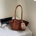 Grande borsa tote marrone scuro in finta pelle scamosciata con ciondolo a forma di cane - Marrone con ciondolo
