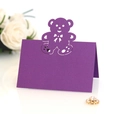 Détail d'un marque-place violet découpé au laser avec ourson sur une table de fête blanche - Violet foncé