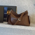 Borsa hobo minimalista in pelle marrone scuro con fibbia argento e tasche laterali - Marrone