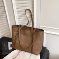 Borsa tote in pelle marrone con tracolla regolabile e dettagli in metallo dorato - Marrone