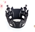 Dettaglio macro del wrapper per cupcake di Halloween tagliato al laser con castello e teschio - Nero