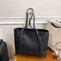 Grande borsa tote nera in pelle martellata con tracolle regolabili e fibbie d'oro - Nero