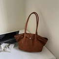 Minimalistische braune Tragetasche aus Wildleder mit langen Griffen im Büro-Stil - Gelbbraun Ohne Anhänger