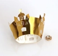 Detail von lasergeschnittener goldener Schloss-Muffin-Hülle mit Totenkopf-Silhouetten - 5x5x8CM / Reflektierendes Gold