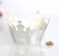 Makro-Detail von Laser-Cut-Muffin-Förmchen mit Schloss- und Totenkopfmotiven - 5x5x8CM / Reflektierendes Silber