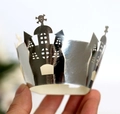 Dettaglio del pirottino argento per Halloween tagliato al laser con castello e teschio - Argento Riflettente