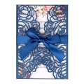 Détails de roses découpées au laser sur une invitation de mariage avec nœud bleu - Bleu Magique Ensemble Complet