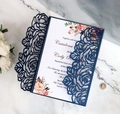 Invito di nozze blu navy tagliato al laser con biglietto interno floreale acquerello - Blu scuro