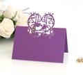 Élégante carte de table de mariage violette découpée au laser avec cœur et oiseaux - Violet foncé