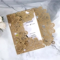 Κομψό floral προσκλητήριο γάμου laser-cut με χρυσό μαργαριταρένιο περίβλημα σε μάρμαρο - Μπεζ Χρυσό