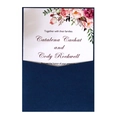 Elegante weiße Hochzeitskarte mit rosa Blumenmuster und dunkelblauem Taschenumschlag - Magisches Blau
