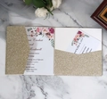 Dettaglio dell'invito di nozze dorato glitterato con taglio laser e carta RSVP inclusa - Oro Chiaro Glitter