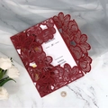 Elegante invito di nozze bordeaux tagliato al laser con inserto bianco su marmo - Rosso scuro