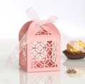 Dettaglio della scatola regalo rosa tagliata al laser con motivi geometrici e fiocco in organza - Rosa